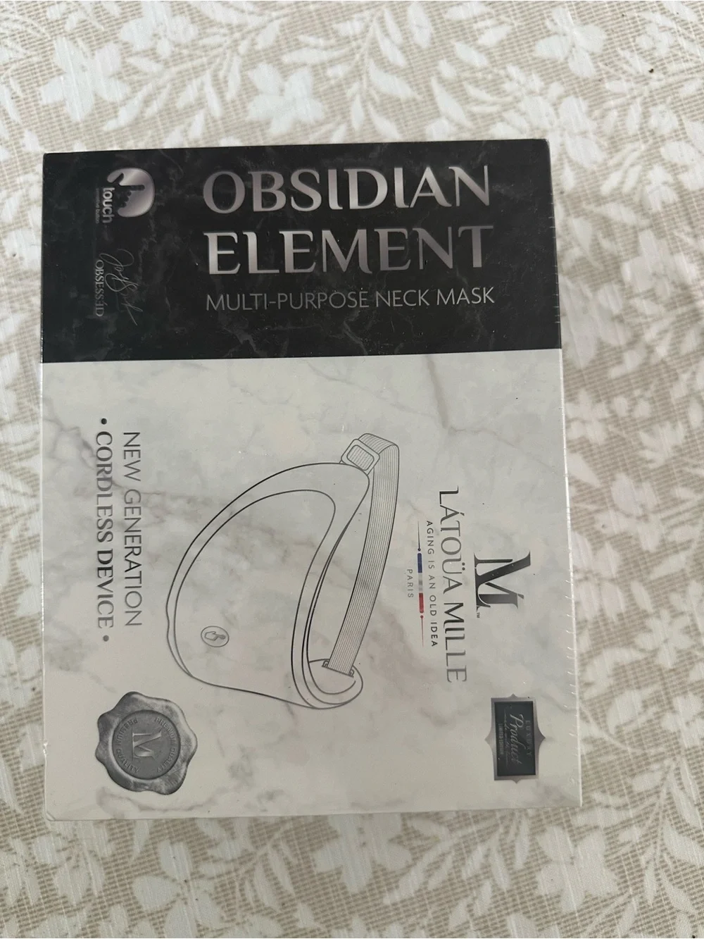 PIONEER Obsidian Element Neck Mask - Black & White Packaging
